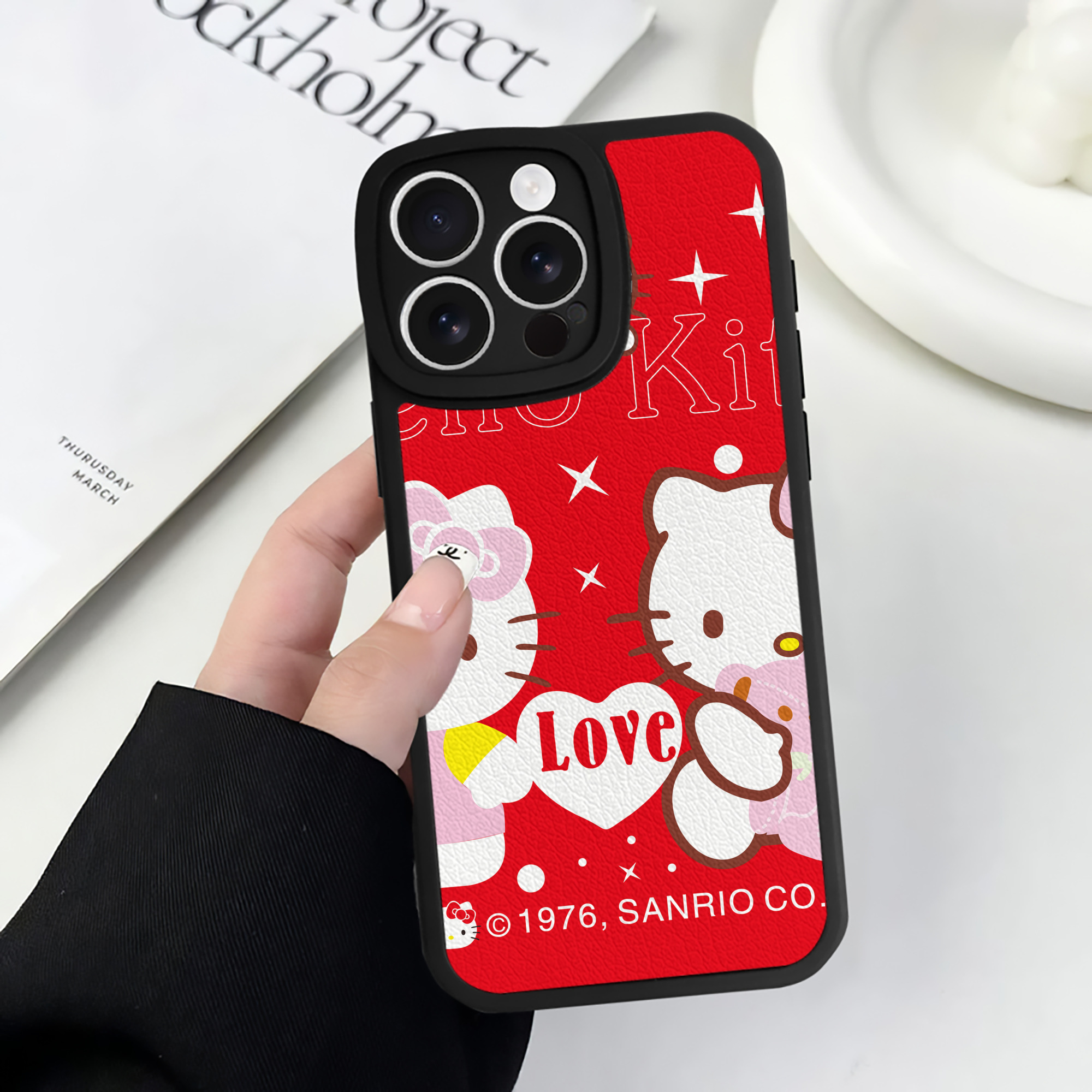 （画像用） Hello Kitty ハローキティ 【iPhone 16シリーズ対応】シリコンスマホケース（レザー調） 材質：シリコン